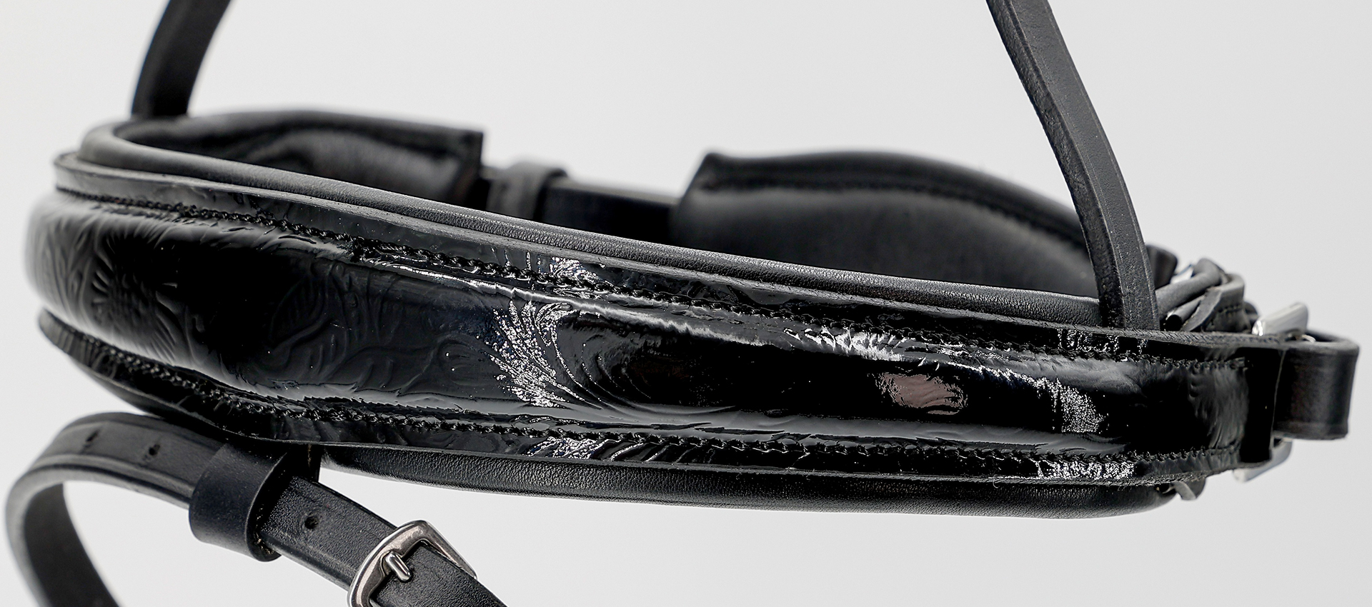 Reithalfter-Paisley-mit-Muster-Schwarz-Lack-entfernbarer-Sperrriemen Reithalfter-Paisley-mit-Muster-Schwarz-Lack-entfernbarer-Sperrriemen