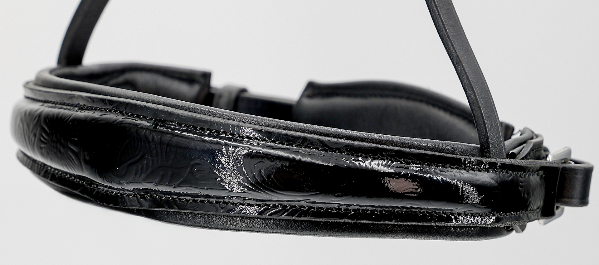 Reithalfter-Paisley-mit-Muster-Schwarz-Lack-ohne-Sperrriemen Reithalfter-Paisley-mit-Muster-Schwarz-Lack-ohne-Sperrriemen