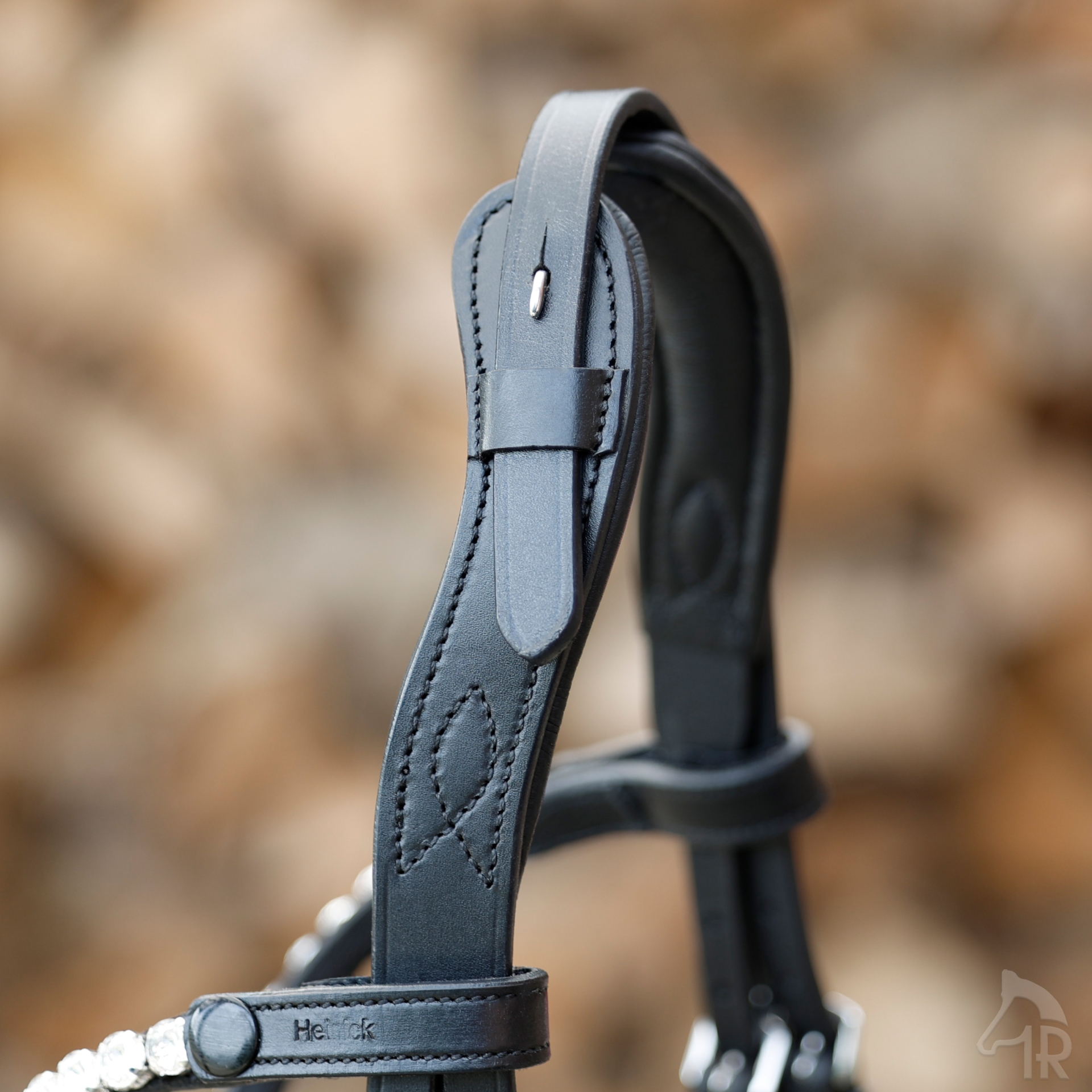 Genickstueck-anatomisch-Liberty-Warmblut-Vollblut